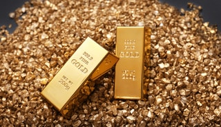 Goldbarren und Goldkörner auf einem Haufen
