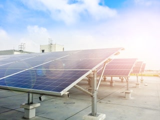 Solarmodule auf einem Dach bei Sonnenschein.