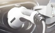 Elektroauto wird aufgeladen mit Ladekabel
